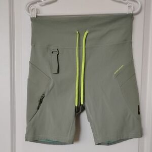 EUC Lululemon Cargo SHR Hiking Shorts 8"